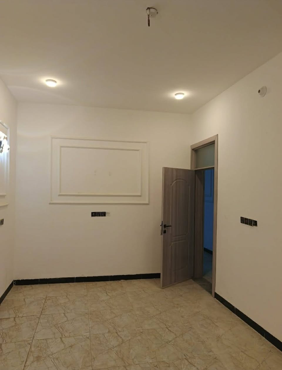 بيت للبيع 💸💵 
مساحه ١٠٠ متر 
الموقع....تقية الثالثة قرب مجمع الروان 
التفاصيل 
غرفه 
صاله 
براني 
مطبخ مفتوح عالصاله 
صحيات داخلية وخارجية 
السعر 55 مع المجال 
للاستفسار مراجعه مكتب الساقي للعقار حي الجامعه قرب شارع 20 
***********
