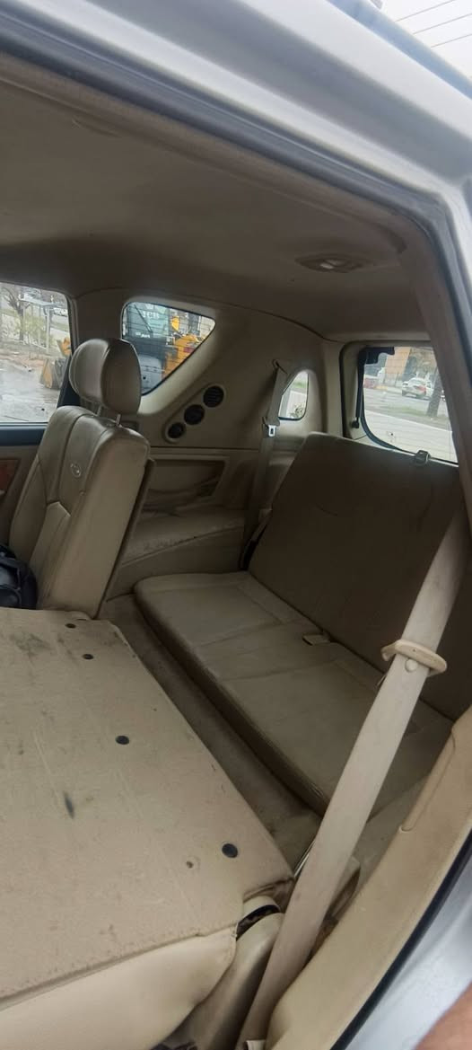 سانگیۆنگ ڕیکستۆن 2008 قەپات مواسەفات 240 هەزار ڕۆیشتوە 
ناوزەردە 
کوشن جلد و هیتەرە 
سلایدە 
کوشن خەزن 
ئاوێنەی لاکان لەگەل بەگ نزم دەبێ ئاوێنەی هیتەرە 
دەبل ئەکسل
تەحدید سرحە 
گێر و مەکینە ماسلیس بیلادی بەشەرت 
شەش پستۆنە 
هەزەی نوێیە تا 2027
بەناوکردن بە شەرتە 
سەیارە دەعامی لۆ دەعامی بە شەرت سبوغی نیە 
زۆر جوان مایتەوە 
0750 751 68 94 أربيل, العراق
