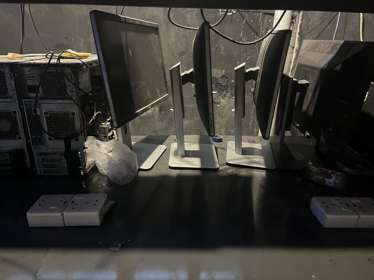 السلام عليكم 
دسك توب hp
كور  اي ٧ الجيل الرابع
رام ١٦ ddr3 
هارد ٥٠٠
كارت شاشه ١٠٥٠ ti ٤كيكا
شاشه ديل حجم ٢٢ 
مع الميز وكل الغراض الي موجوده عل ميز ما عدا اليوبي اس 
للأستفسار 
‭٠٧٧٠ ٧٨٠ ١٦٩٢‬
