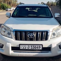 سيارة تويوتا برادو للبيع موديل 2012 6 سلندر لون ابيض صدفي ثلاث قطع تبر...