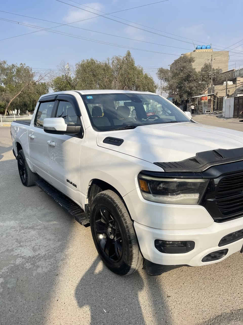 سلام عليكم
للبيع او المراوس بشي اقل مع فرق 
دوج رام BIG HORN
موديل 2020 
مكينه 6سلندر بدون صرفيات
باب طويل بدي قصير 
موصفاته
شاشه كبيره بلي كار 
كشنات كهرباء +تدفئه كشنات
تبريد قطعتين
دوسات البانزين والبريك كهرباء 
جامه خلفيه كهرباء 
دفع رباعي او ثاني 
صور حادثه مرفقه بالمنشور 
مكان السياره بغداد 
سعره 245او بيه مجال 
رقم ***********بي واتس
