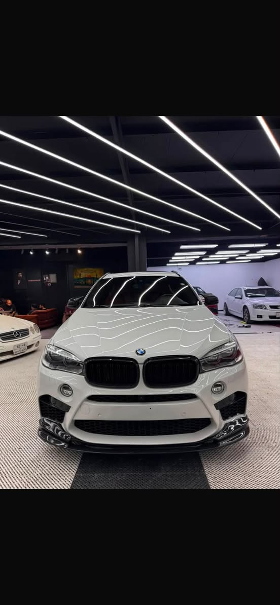 Bmw x6 M اصل  2017  Mبكج
سياره خليجيه وكاله عروش ماشيه 116 
سياره كاربون فايبر داخل وخارج  فول لسياره 
من كشنات رياضي تدفئه تبريد كامرات حساسات داتاشو  سستم سماعات رادارات ابواب شفط ترحيب ميحتاج اذكر مواصفاتها ال M معروفه  
كير مكينه كفاله  
صار بيها بنيد صبغ وربع جاملغ فقط  سياره خليجيه باقي مكفول   السعر 30 الف  
***********
