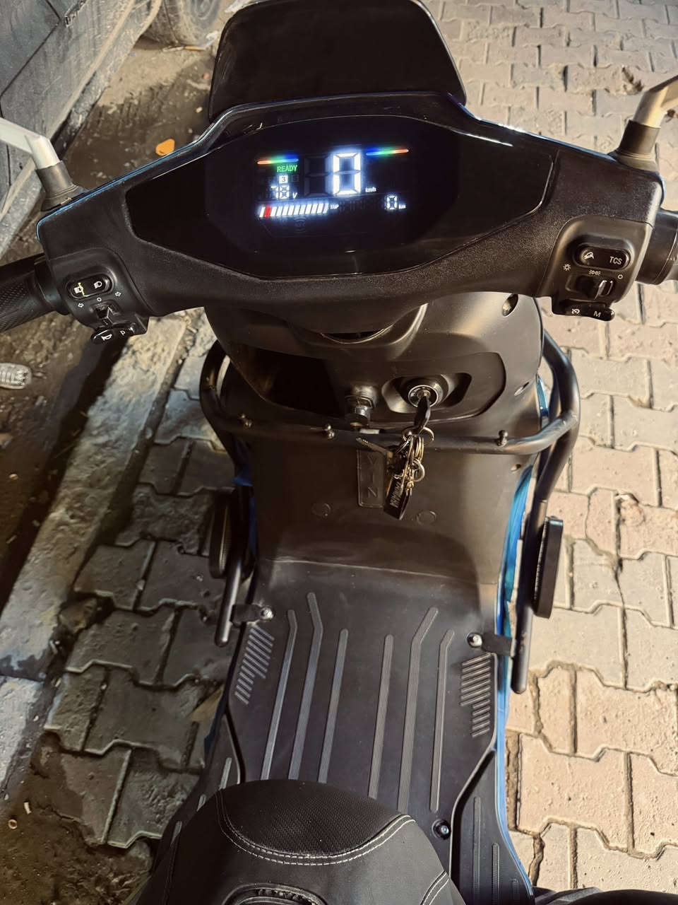 1- 6 بطاريات كرافين
2- المدى 60km 

3- السرعه 85 

4- مدرعه بدرع بالكامل 

5- الصندوق مساحته جبيره واسعه 

6- ديسكات خلفي وامامي وبريكات دهن 

7- الاطارا حجم 12 

8- تشتغل نضام السويج والسمارت كارت 

9- التاير الخلفي ينقفل مباشرتاً من تشلع السويج يعني متحتاج زنجيل 

10- بيها نضام الباركينك 

11- مثبت سرعه 

12- نضام مانع سرقه 

13- نضام ABS 

14- الدبلات هايدروليك تتحمل وزن 250kg 

15- ملفها 1800W نحاس 100‎%‎ 

16- الدراجه ضد المي بالكامل 

الدراجه امانة الله جديدة مامستعمله كلش قليل حتى نايلون المعرض بعده بيها والدراجه ماشاء الله على الي ياخذها السعر 850 وبيها مجال للشراي 

مكاني بغداد متواجد من الضهر وفوك 

*********** للاستفسار
