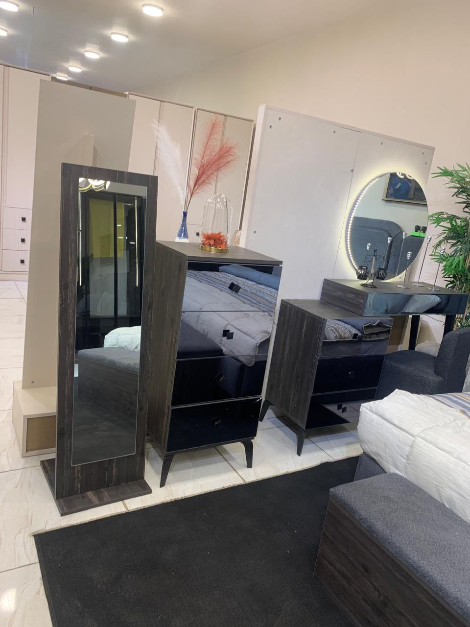 غرفه نوم (درسنك روم)اناره داخليه غرفه شبابيه نضيفه ما مستخدمه كم شهر وسعرها موجود بلصوره صارت عليه غاليه سبب لبيع اريد انقل لغير مكان سعر 1700 وبيها شي بسيط /بغداد _الغزاليه شراي يتصل ***********
