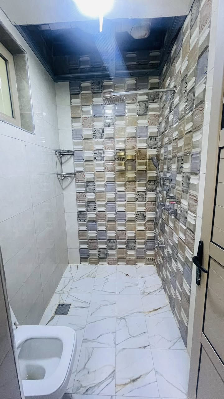 دار كبير للايجار.  للايجار. حديث                                        مساحة 200 متر يحتوي على 7 نوم وحمامات عدد3 ومطابخ عدد2 كل غرفة 6*6 وبلكونات العنوان صليخ قرب سريع محمدالقاسم مدرسة مايس جامع الابرار حي الشماسية السعر   ( مليون و750 ).                                     وبي مجال للستفسار.    ***********.                            ملاحظة الدار يسلم مصبوغ بلكامل صبغ درجة اولى
