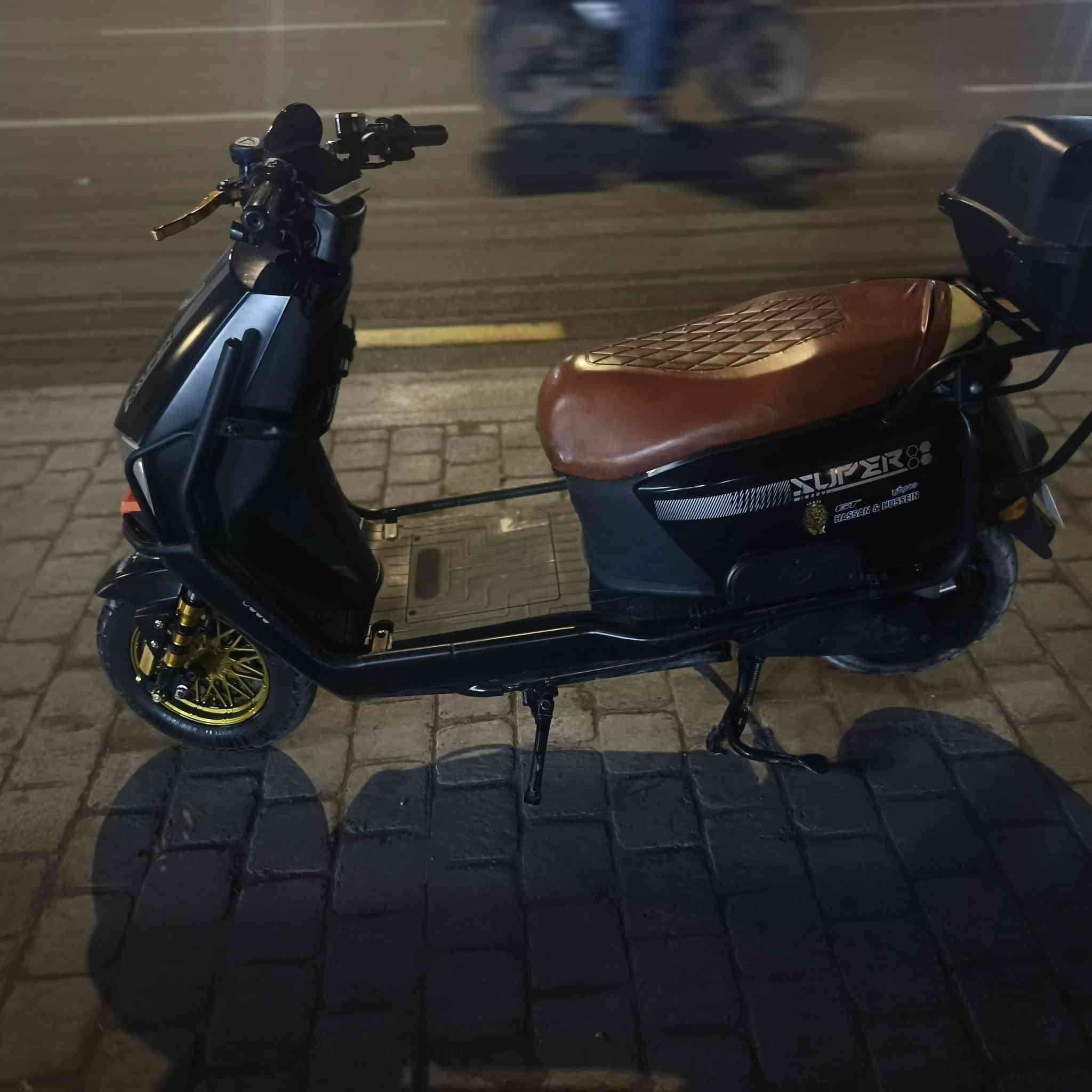 سلام عليكم دراجه شحن للبيع المواصفات سكنس نوع GT الجيل الثالث بطاريات 6 كبار بصمه وسويج وكارت بلوتوث صوته يخبل سرعه 80 حقيقي والملف 2000w يجي وياه صندوق خلفي اشاير يمنه يسره شاحنته الاصليه تجي وياه وكارتونته  السعر 650 وبين مجال المكان بغداد حي جميله للتواصل ***********
