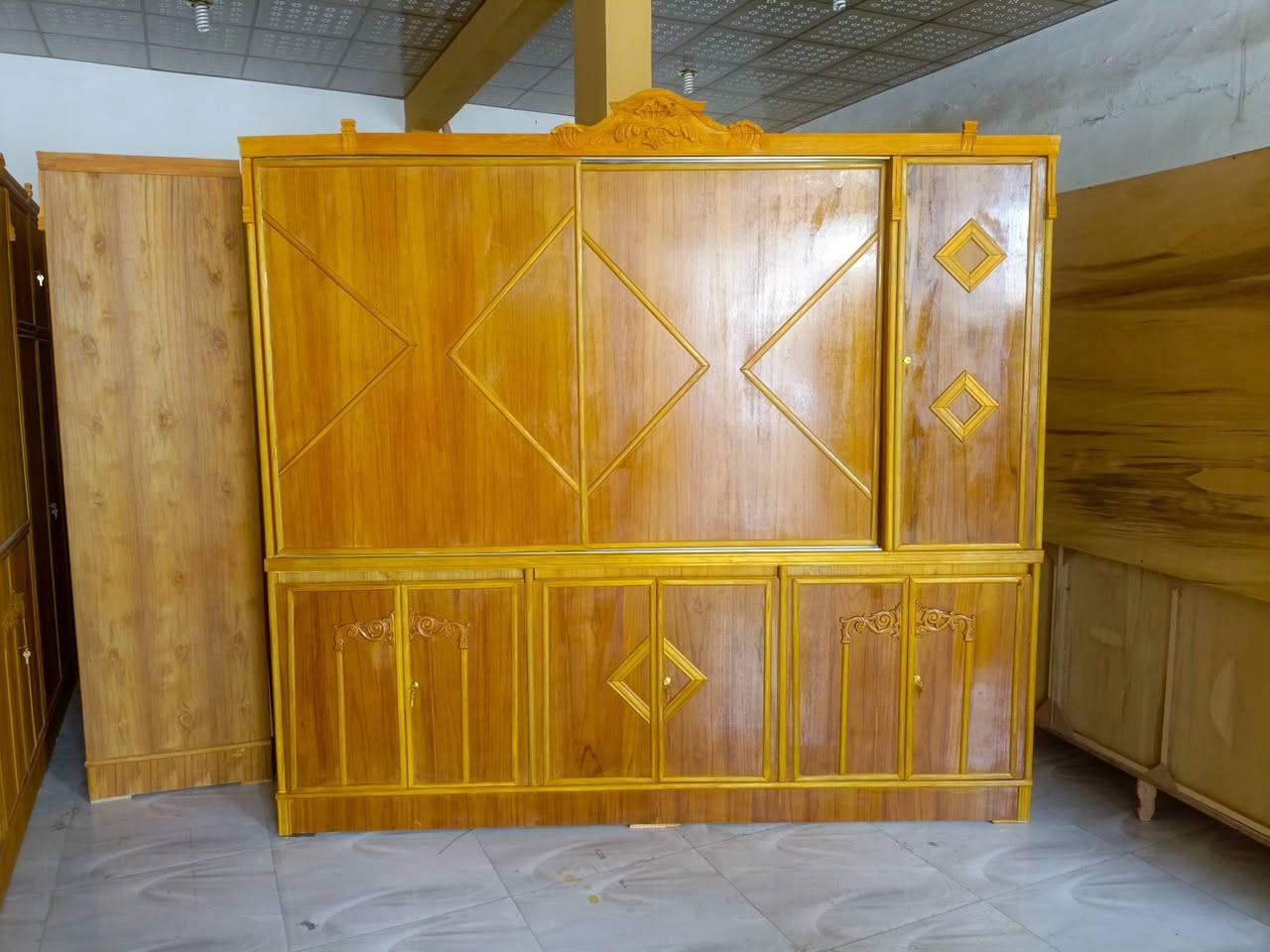 سلام عليكم من مزاد الأخوين للبيع الثالث المنزلي الجديد المستعمل كلاري جديد حسب القياس من مترين الا تلاثه متر 
ديالى شهربان شارع المصرف مقابل دكتور قيس ابو السنان 
***********عماد سامي مزاد الأخوين  تصال واتساب
