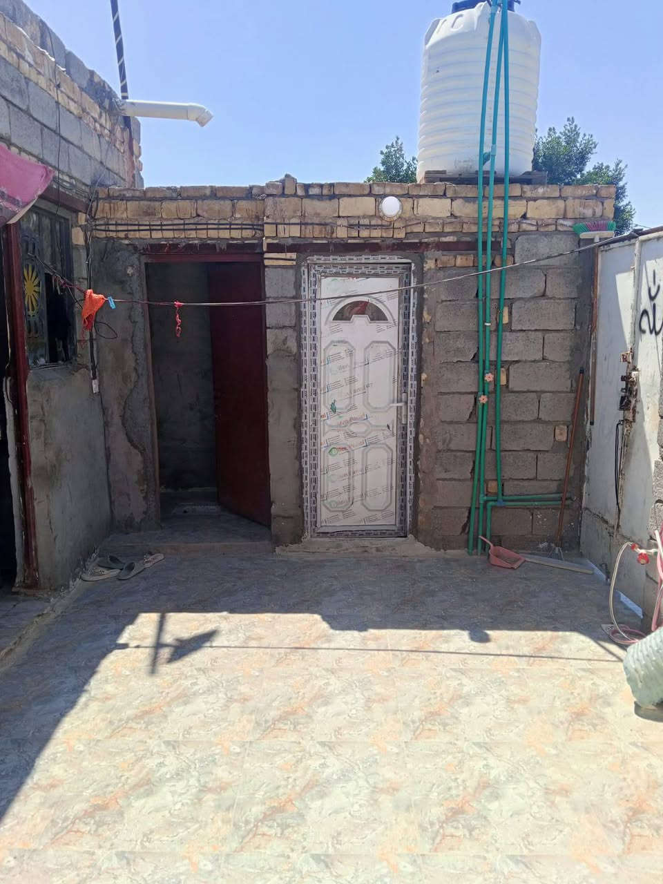 السلام عليكم بيت تجاوز حي اريدو قرب مستفى المعوقين المساحه 190متر يتكون من دوأنيه وصاله ومطبخ وغرفه ومنور وحمامات كله اعكاده ومخمر وبورسلين لبيت كله ماعده لوجهيه ماملبوخه +بي رقم تعويض رسمي عله اي حال وهذا رقم التصال ***********
