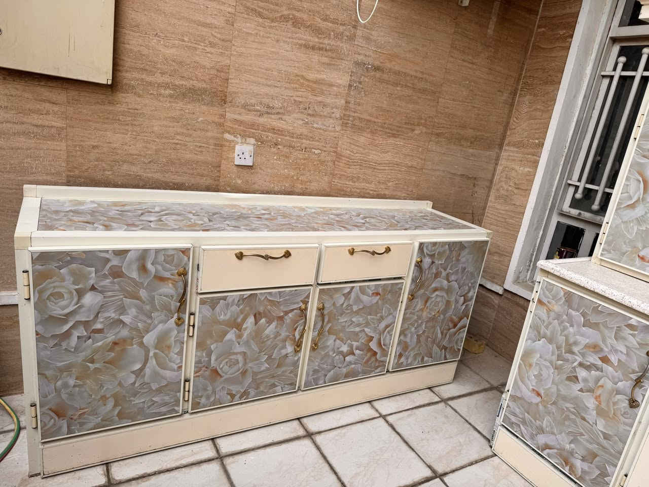 ثلاثة قطع -3- المنيوم جودة عالية
سنك مرمر / 2 متر وارتفاع 90 سنتمتر
كاونتر وملحق خاص بيه / 2 متر
سميك يتحمل اوزان ثقيلة 
نظيف جدا حتى بعدها اللزكات مامشيولة منه 
 ولشفافية اكو بيه خدوش جدا بسيطة موضحة بالصور السعر 
350 الف
  الموقع : بغداد - حي البنوك


**إذا كنت صاحب هذا الإعلان وتريد حذفه لأي سبب، رجاءا أرسل رسالة إلى الدعم الفني**