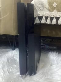 بلي 4 فات البيع يدتين وملحقاته كامله ما عدا كرتونه سعر250الف وبي مجال ...