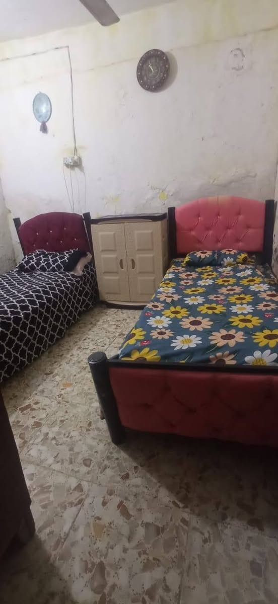 بيت 100متر واجهة 5ونزال 20متر على الشارع العام الذي يربط شارع الوكفه بشارع سالم مقابل جامع اهل البيت غرفتين نوم وغرفه في الطابق الثاني وصاله وبراني وصحيات للاستفسار الاتصال ***********
