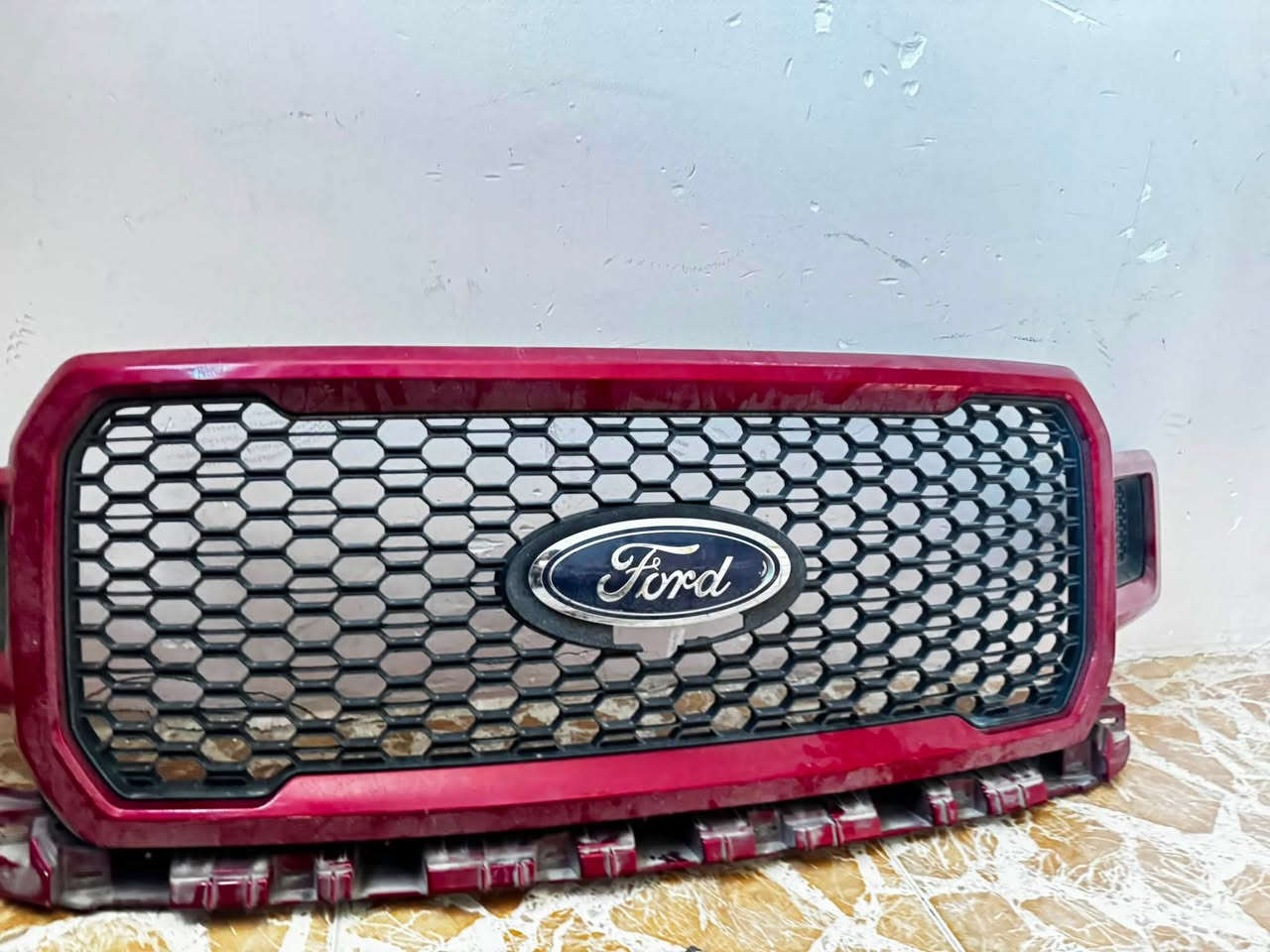 السلام عليكم ….
شباك فورد F150بلادي كلش نظيف  
مع سبير للبيع 
***********
