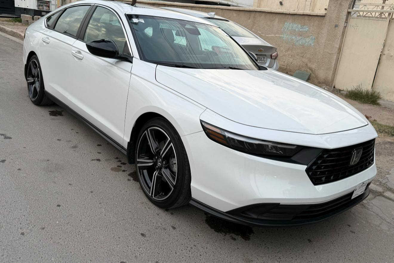 هوندا اكورد 2025 مواصفات سبورت
حادث السياره صبغ قطعتين جاملغ وباب خلفي صفحة اليمين 
صور الحادث بالمنشور دخول جديد باسمي
هايبرد محرك 2000 تنفس طبيعي
ماشية 15 الف 
فتحة سقف / بصمة /رادار امامي خلفي جانبي 
تبريد خلفي 
شاحن وايرلس 
كشن السائق كهرباء 
السياره حلوه وجاهزه من كلشي 
مكاني بغداد حي الجامعة 
***********
واتساب ***********
