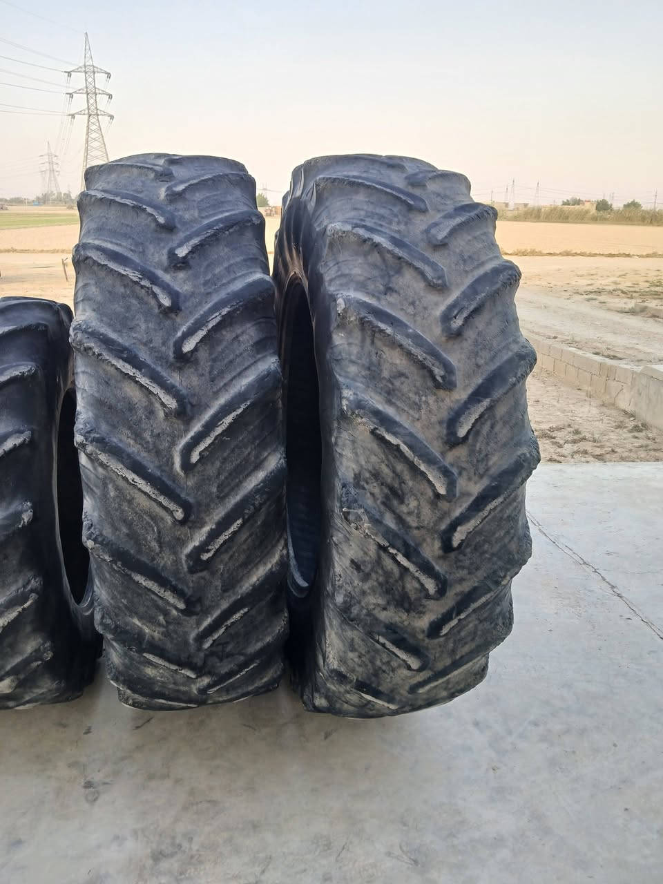 سلام عليكم للبيع تايرات مستعمل انضاف   ل خلفي حجم 38 على 18 ل أمامي حجم 28 مكان بغداد
***********
