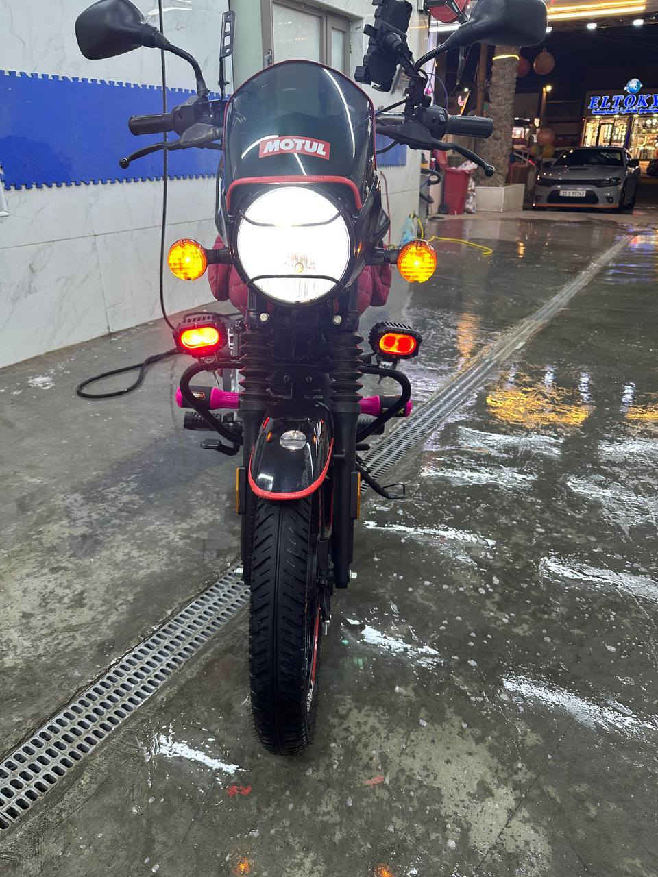 . دراجه بوكسر موديل 2025.
رقمها اربيل باسمي تحويل ثاني يوم
ماشيه 35000. 
دراجه خير من الله رزنه ب شارع. شرط شلعه ومعدل. 
كلشي ممبدل بيها بس واير كلج.
وضايفلها شغلات من يمي محليه الدراجه. 
مكاني بغداد الدوره.
رايدها ب مليونين ونص وبيها مجال حك الجيه. 
اتصال. ***********.
محتاج واريد أبيعها
