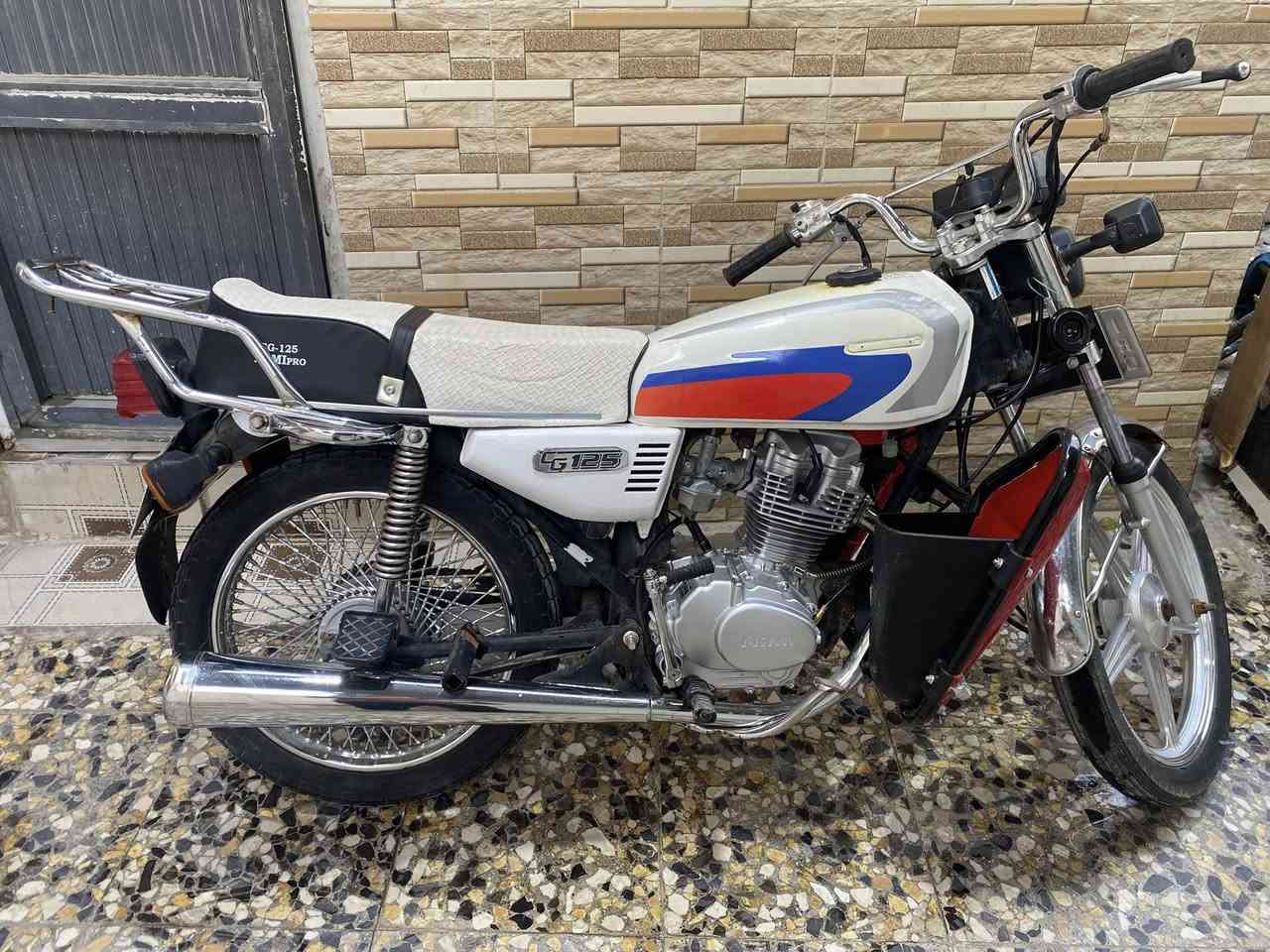 للبيع دراجه إيرانيه
أربعه كير
مكينه جديده زيرو 150cc
مرقّمه/ مكان بغداد الشعب قرب ساحه على النجف
الدراجه كلش نظيفه وما بيها شي
السعر مليون و550 ألف
بيه مجال للجادين

اللي يريد يستفسر يراسل خاص 📩
رقم (***********)
