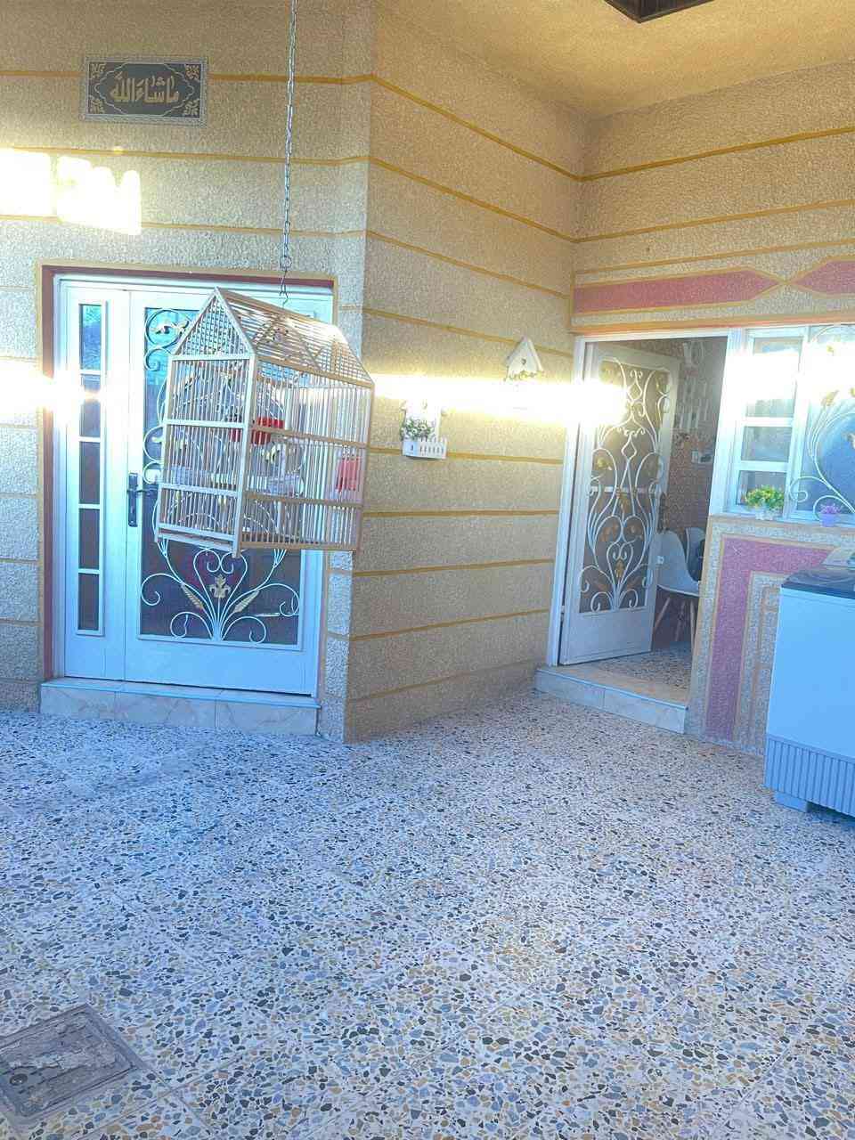 السلام عليكم
بيت المساحة 150 
العنوان الكاطون قرب السايدين الفاصل بين الحي والكاطون يبعد عن الشارع تقريبا 300متر
غرف نوم 2
استقبال
صالة
حمام + تواليت داخلي
تواليت خارجي
مطبخ 
طرمة 
طابق واحد 
البناء 2015
السعر 110 او بي مجال
للاشتفسار ***********
