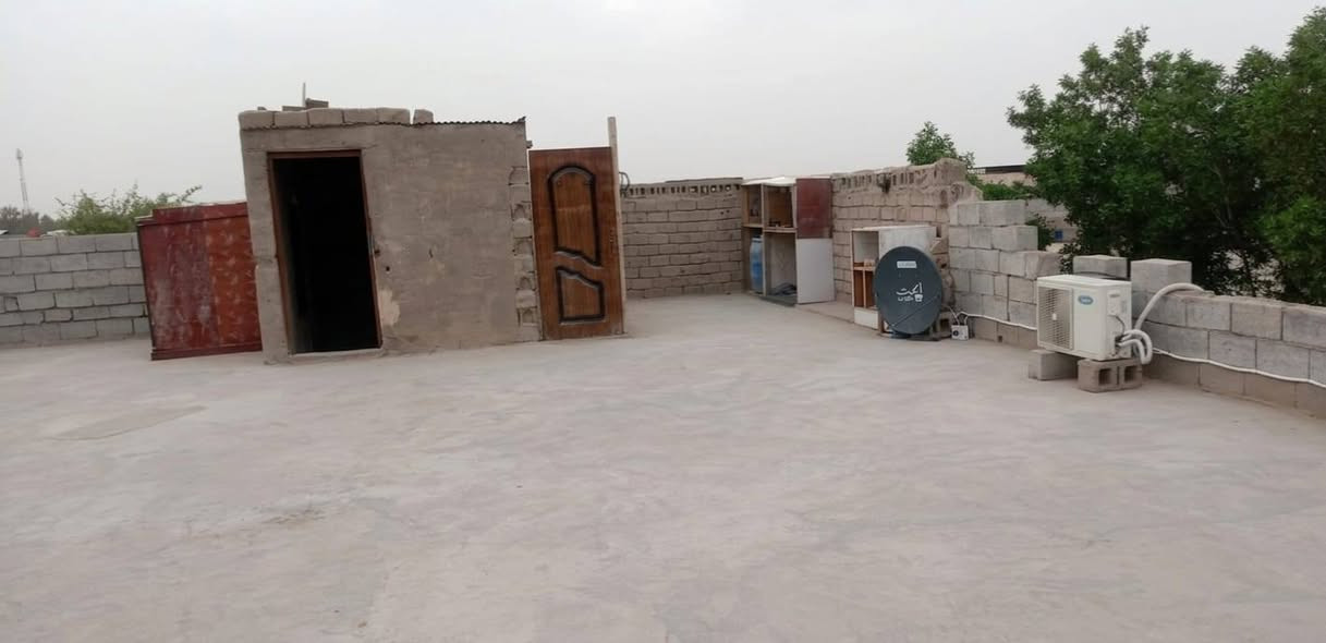 بيت للبيع في الزبير شارع المكصب قرب سنتر رشيد مساحه البناء الكلي 1400ويبعد عن شارع اكثر 400متر
