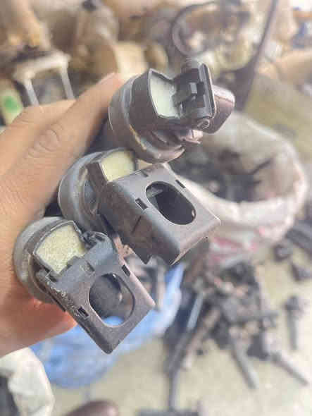 السلام عليكم ورحمة الله متوفر عندي مجاول
 تفصيخ اصلي نظافة 100%( BMW  MiNi )
بي ام دبليو و مني كوبر 
سعر القطعه( ٢٥ الف ) شرط الفحص 
عنواني واسط كوت عالم الفيت بم متوفر توصيل 
***********-***********
