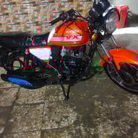 دراجة باجاج في حالة جيدة، اللون برتقالي وجاهزة للاستخدام اليومي. تمتاز...