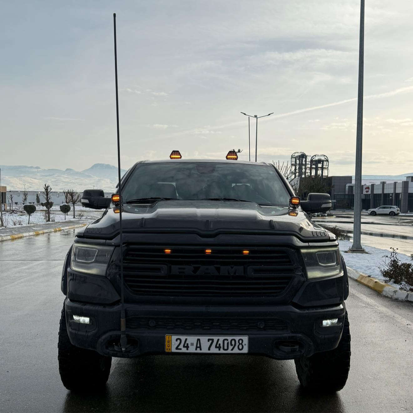 للبيع رام بك هورن شكل الجديد فور ويل  
بسمي 
✳️وارد امريكي حادثهة تبديل باب خلفي ورش صبغ بل جملغ الخلفي 
✳️رقم دهوك جديد بسمي 

RAM 1500 BIGHORN 

رام 1500 بك هورن .

الموديل : 2021 . (وارد امريكي) . 
العداد :  (46 الف  ميل ) .
المحرك : V8 5.7L .

السعر:335 ورقة 

المواصفات :
* دفع رباعي 4x4 . 
* مقعد السائق كهربائي . 
*المقاعد الأمامية تدفئة.
* دوسات جانبية .
* دخول ذكي (بصمة). 
* تشغيل عن بعد .
* شاشة كبيرة 8.4 أنچ .
* حساسات امامية وخلفية .
* مانع تصادم خلفي (اوتوبريك) .
* رادار جانبي نقطة عمياء .
* مكيف خلفي .
* اشارات على المرايا الجانبية . 
* ويل قياس انج فيول امريكي اصلي .
* نظام اطفاء وتشغيل اوتماتيكي .
* مرايا كهربائية جانبية قابلة للطي كهربائيا .
* المرايا الجانبية تدفئة . 
* امكانية تعديل ارتفاع دواسات البنزين والبريك .
* هاند بريك كهربائي .  
* حساسات امامية وخلفية . 
* مرايا مع خاصية التعتيم الذاتي . 
* مساحات تخزين إضافية تحت المقاعد. 
* الواجهة الأمامية بلاك . 
* لايتات امامية LED بلاد .
* بك لايات خلفي LED بلاد .
* غطاء بدي المنيوم .
* غلاف حوض .

السيارة مرفعة من امريكا كت امريكي 4 انج 
اطارات 35 انج نيتو امريكي بلاد 
مجهزة من كلشي من محجر وغطاء سلايت وغلاف بدي داخلي 
تخم بلاجكتورات درجة اولى 
مكان السيارة بغداد شارع فلسطين 
***********
