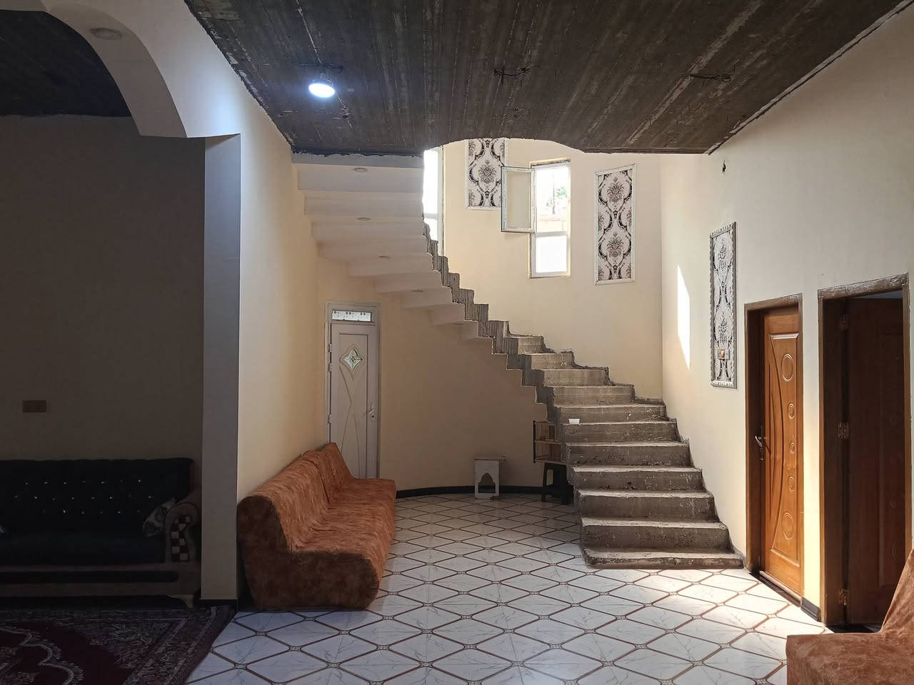 بيت للبيع وقف سني مسجل اصولي 

في قضاء ابو خصيب منطقة شارع المقيمين 

المساحة 450 متر 

يتكون البيت على ثلاث غرف وصاله ودوانية ومطبخ وحمام داخلي وحمام خارجي 

البيت كونكريت 

السعر 120 مليون وبي مجال 

الي حاب يشتري يتواصل على هاذا رقم 

***********
