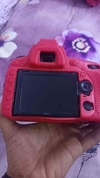 كامر نيكون 750 نضافه 70 /100  فقط بس دكما مامثره عل كامره واني جاي اصو...