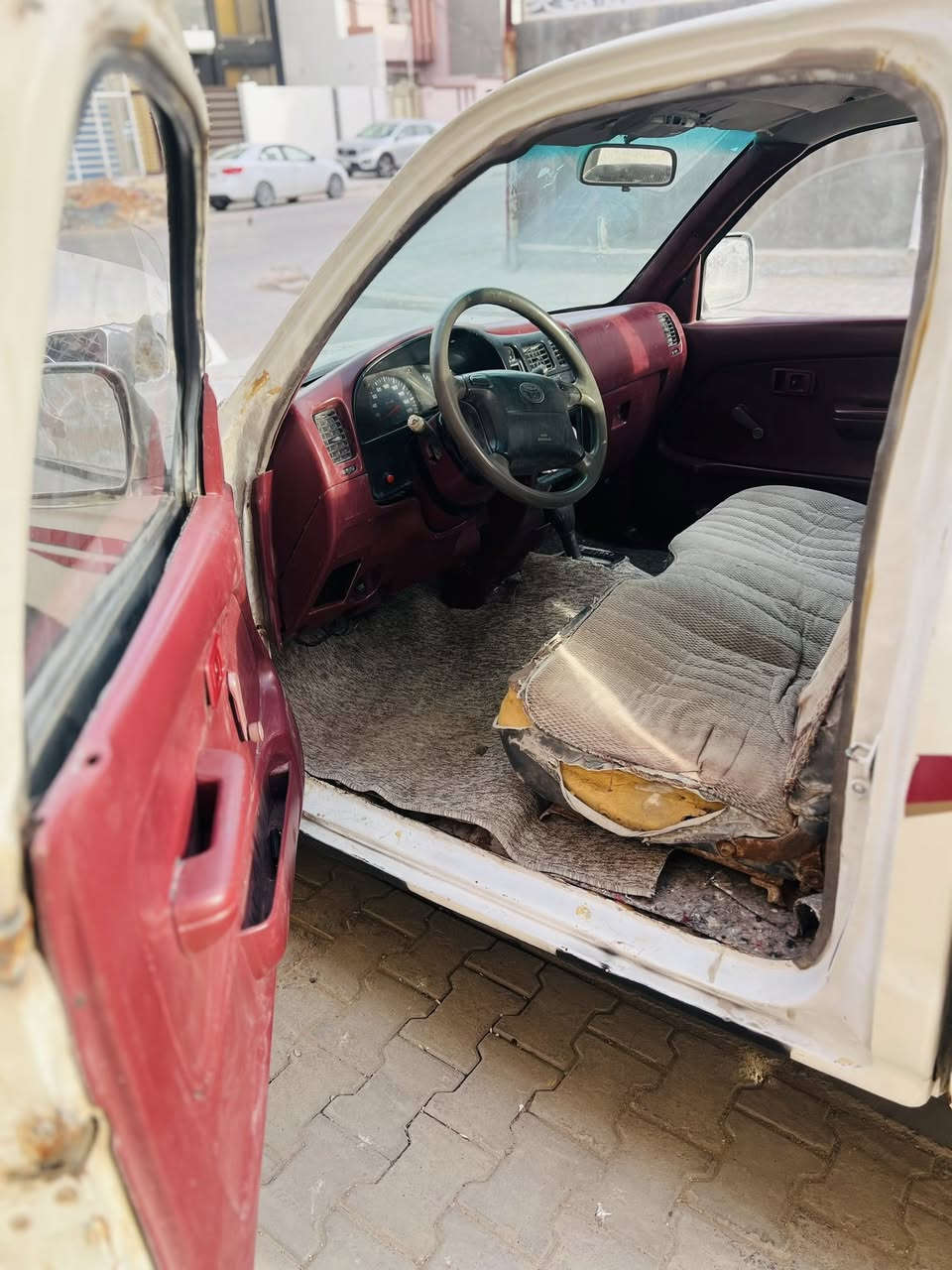 تيوتا هايلوكس مديل2000. تك قماره   رقم ميسان 
محور كير ومحرك.  2ونص. بطه حاويه ستوني شادهن. باتري جديد ضفيره جديده حداديه جديده.  سياره بيها ضربه تفاصيل اكثر. مراسله نفس الصفحه *********** مكانها نجف.   سعر. 52
