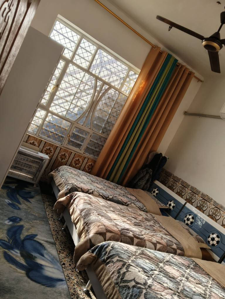 السلام عليكم
بيت للبيع بداية شارع المراسمه
 قرب الدفاع المدني 
سند ٢٥ 

المساحة ١٨٠ متر  طابقين 
الطابق الأول بناء طابوق جمهوري 
غرفتين وحولي وصحيات ومطبخ واستقبال 
الطابق الثاني غرفتين وصحيات 
للإستفسار اتصل على *********** او مراسلة الصفحة بغداد, العراق
