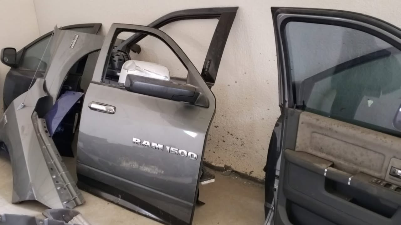 السلام عليكم
للبيع غراض حاوية بحالة الوكالة دوج رام كلاسك باب قصير
زوج جاملغات
بنيد 
دعامية 
اربع بييان  كاملات فول فول مواصفات ومراياتهن
دوسات زوج 
السعر ٣٠ ورقة 
البيع فقط فقط كلهن ما انبيع منهن قطع 

***********
***********
