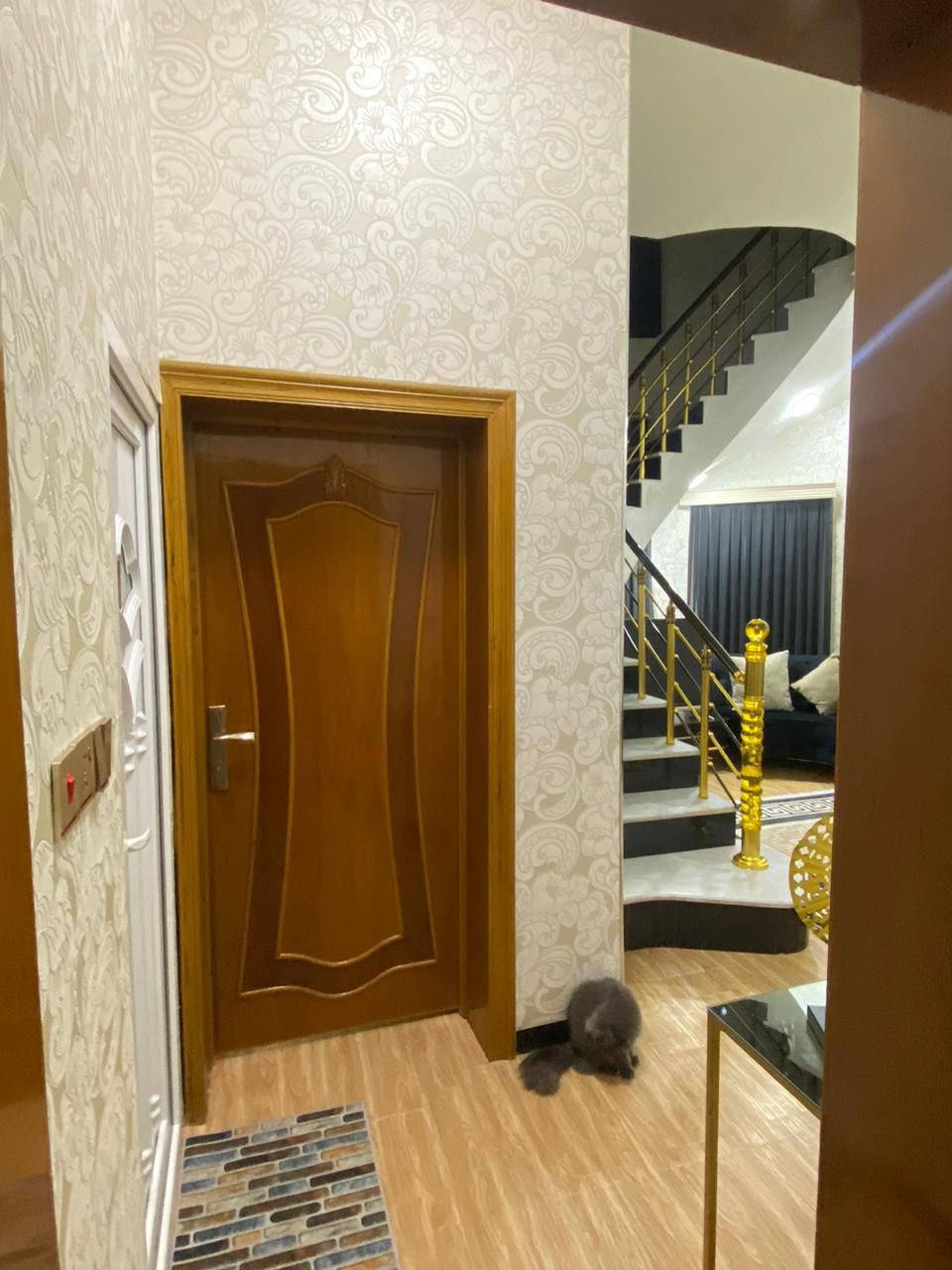 السلام عليكم 
متوفر بيت في كربلاء المقدسة
الهندية قرب شارع الضغط 
قريب ع شارع 
منطقة جميع الخدمات بيهه 
البيت متكون  من طابقين من 
3 غرف نوم
واستقبال 
وصالة
مطبخ حار وبارد 
وحمام خارجي 
وحمام داخلي 
وحمام في الطابق الثاني 
وسطح في الطابق الثاني 
طرمة خارجية

المساحة 120 
بناء حديث

نوع العقار طابو زراعي قرار قاضي سند 25
الاتصال 
رقم الهاتف ***********

مع جميع الأثاث 
السعر 190 والسعر قابل لتفاوض
