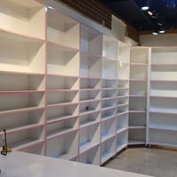 رفوف صيدلية للبيع بسعر مناسب خشب تركي دراجة اولى الاتصال على الرقم 077...