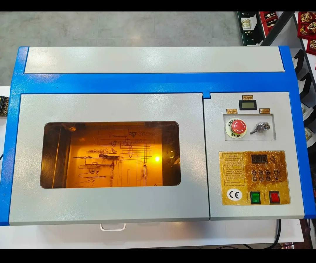 رقم ***********جهاز ليزر CO₂ بقدرة 40 واط ومساحة عمل 35×30 سم يُعد خيارًا عمليًا للمشاريع الصغيرة والمتوسطة. إليك خلاصة مفيدة عنه 👇
المواصفات والاستخدام
القدرة: 40 واط
مساحة العمل: 35 × 30 سم
مناسب لـ:
الحفر والقص الخفيف على الخشب وMDF
الأكريليك (حتى سماكات خفيفة)
الجلد، القماش، الورق
الزجاج (حفر فقط) الحمدانية, نينوى
