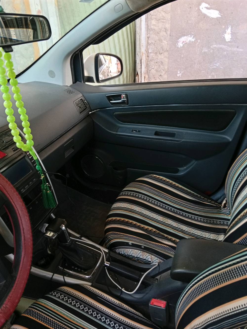 سيارة بيضاء بحالة جيدة، فيها مقاعد مغطاة بحماية وديكورات داخلية بسيطة. مجهزة بناقل حركة أوتوماتيكي ومقود مغطى بحافظة لليد. السيارة نظيفة ومعتنى بها من الداخل والخارج. مناسبة للاستخدام اليومي وتقلّ الشخصيات ببشكل مريح.