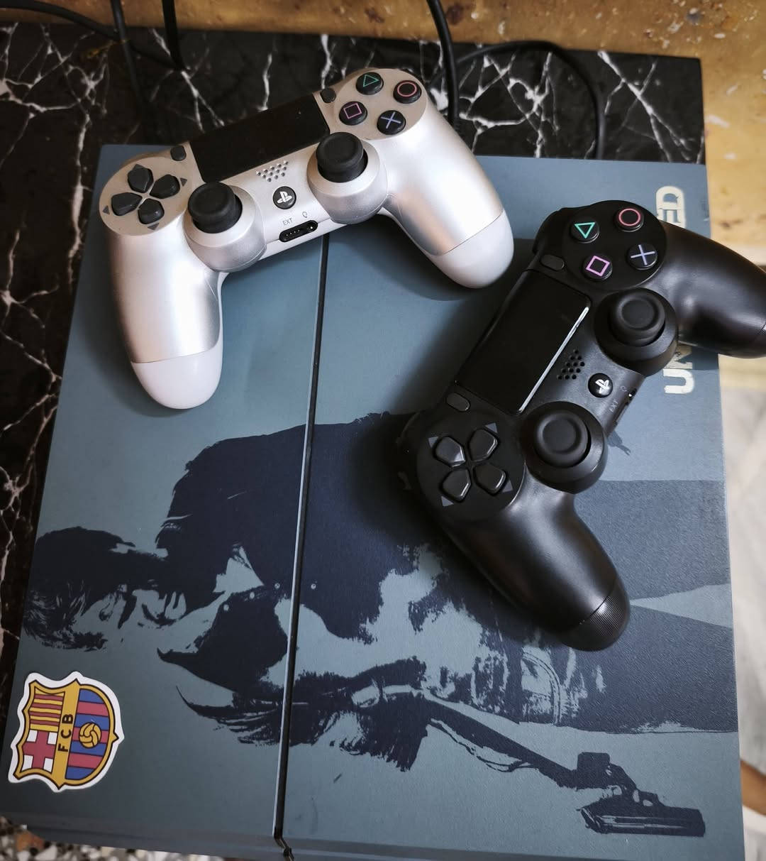 سلام عليكم
بلي 4 معدل باندل جهاز هارده سلم  نادر جدا نضام 9 بي اغلب الالعاب القويه موضحه بلصوره بلي ضمانجديد لك استيكر  جوستكات ثنين اصليات 
مع يوبي اس تايكر الاصلي بطاريه ليثيوم 
مع شاشه شونك سلم بدون اطار ((الاصليه)) حجم 50 4Kحقيقي سلاسه مو  طبيعيه120 هرتز بيها كوكل TV 
جديده بعدها بلستيكر مالتها بل كارتونه  وضمانها 3 سنوات سعر 580 وبيها مجال  كلش قليل مكان بغداد ابيع شلعه كامله المو شراي ليتعب نفسه حبايبي 
***********
