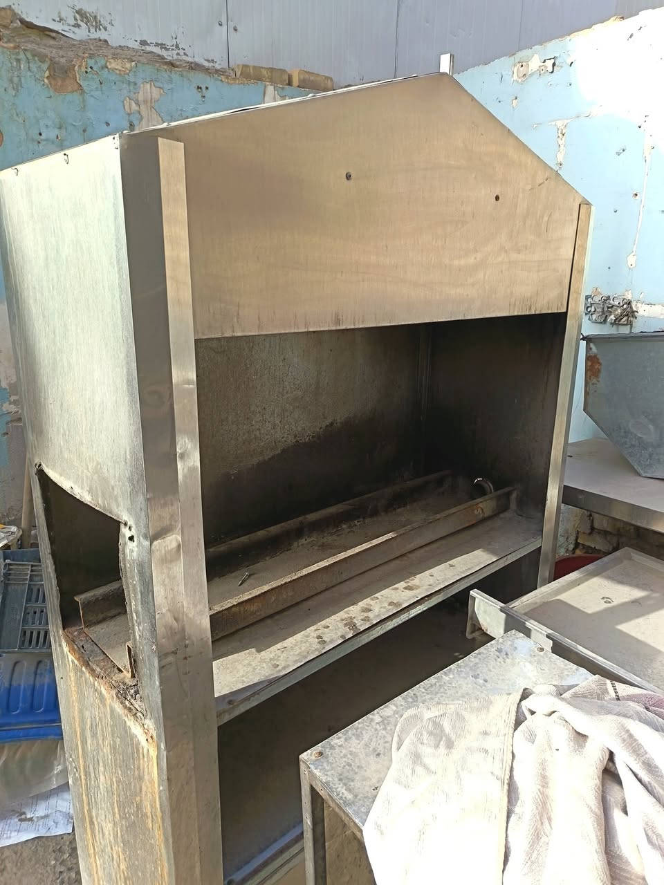 السلام عليكم غراض للبيع عارضة ٨٠ سانتيم البادية ماطور البلادي ما لمصلحة ولا مفتوحة السعر ٣٥٠ عجانة ٢٠٠ شواية ٢٠٠ ميز استعمال قليل ٢٢٠ سانتيم ١٥٠ الف سنك إيطالي اصلي ١٧٥ الف رفوف ٣  السعر ٥٠ الف  براد لبن او شربت ماطور انبدل ٢٠٠ الف اسعار مناسبة ابيع شلع اذا كلهن بيهة مجال قليل العنوان مدينة الصدر الأولة رقم *********** والخاص موجود
