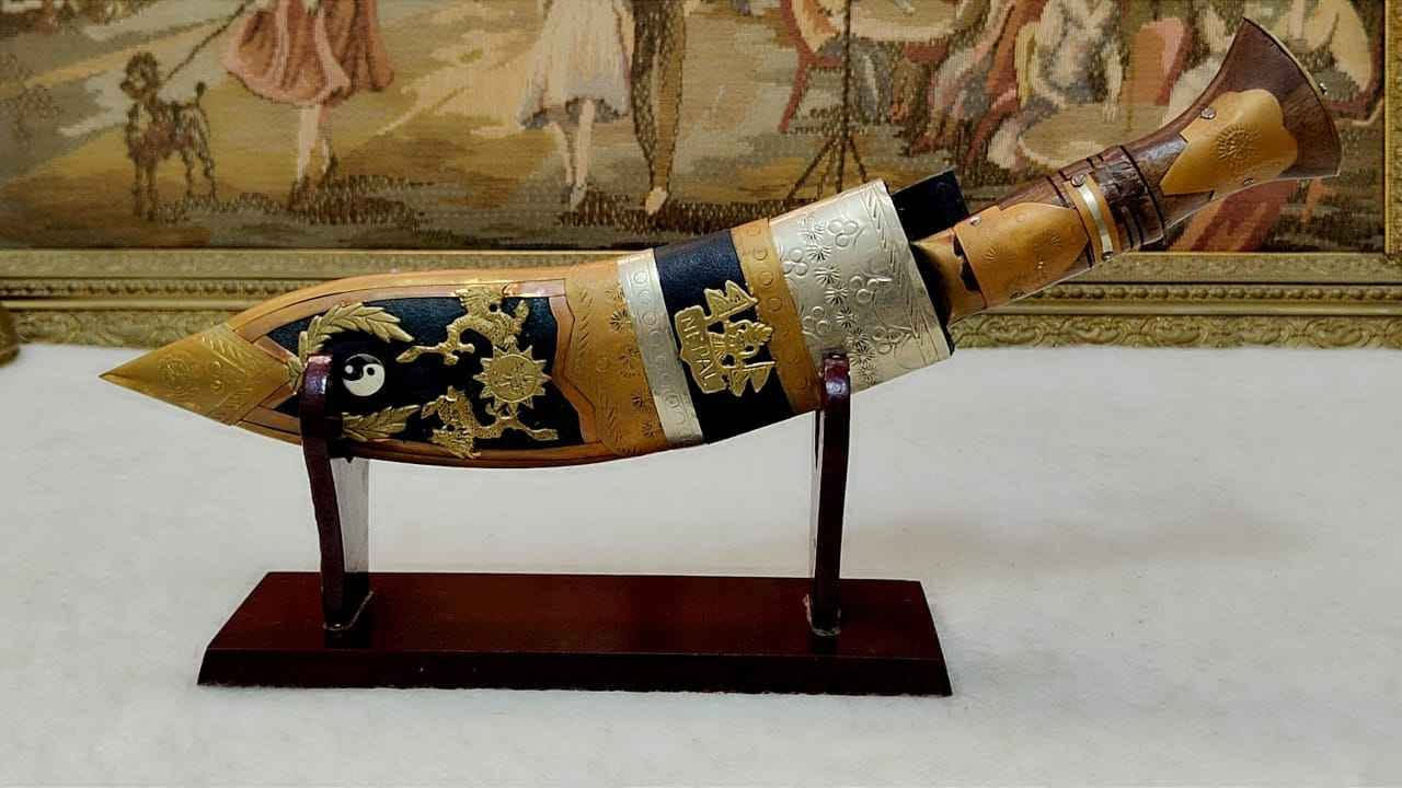 قطعة من التاريخ النيبالي العريق بين يديك ⚔️
الاولوية لاول حاجز  بند من النوادر حالة ممتازة
اقتني قطعة من التاريخ النيبالي العريق مع خنج/ر الكوكري الأصلي الذي يجمع بين هيبة المحاربين وجمال الفن اليدوي في تصميم استثنائي يبلغ طوله 39 سم وعرضه 8 سم، يأتيكم بنصل فولاذي منحني ومحفور يدوياً بعناية فائقة يزداد فخامة بغمد جلدي أسود مزين بنقوش نحاسية بارزة تجسد التراث النيبالي الأصيل كالتنين والشمس ورمز اليين واليانغ مما يجعله ليس مجرد سلا/ح تقليدي بل تحفة فنية نادرة تتوسط حاملها الخشبي لتضيف لمسة من الفخامة المطلقة لأي مساحة عرض في منزلك أو مكتبك مدينة شبين الكوم, المنوفية


**إذا كنت صاحب هذا الإعلان وتريد حذفه لأي سبب، رجاءا أرسل رسالة إلى الدعم الفني**