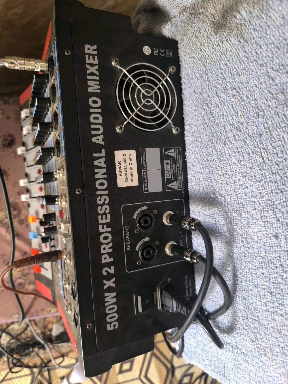 جهاز ميكسر صوت (Audio Mixer / Sound Mixer)، يُستخدم للتحكم بالصوت في السماعات، المايكات،  والتسجيل
ميكسر 6 قنوات مع:
بلوتوث Bluetooth
USB / MP3
مؤثرات Echo/Reverb
Equalizer للتحكم بالنغمات
مداخل مايك وخط صوت  ورفع خفض صوت كل قناة.
MAIN L/R: الصوت الرئيسي الخارج للسماعات.
FX: مؤثرات مثل الصدى.
GAIN: قوة إشارة المايك.
PAN: توزيع الصوت يمين/يسار
AUX: إرسال صوت إضافي

الجهاز شغال زين ومتصّلِح مرة وحدة فقط