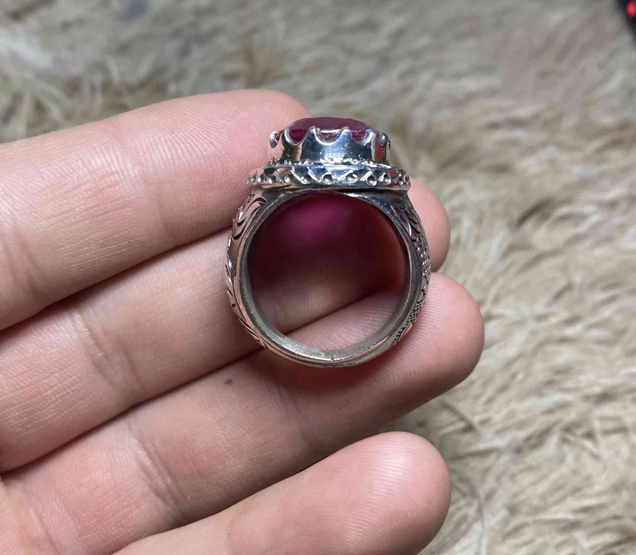 السلام عليكم خاتم ياقوت افريقي خشن صياغه ثقيلة قلم زني وزن الخاتم (18غ) قياس الخاتم(23) للبيع فقط ويوجد توصيل ***********
