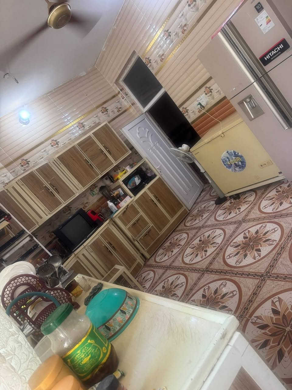 بيت للبيع او ايجار غرفتين صالة مطبخ استقبال مساحته ٢٠٠م بيت نظيف ومرتب كامل من كل شي خلف اعدادية كنعان قريب ع مدرسة استفسار اكثر اتصل ***********
