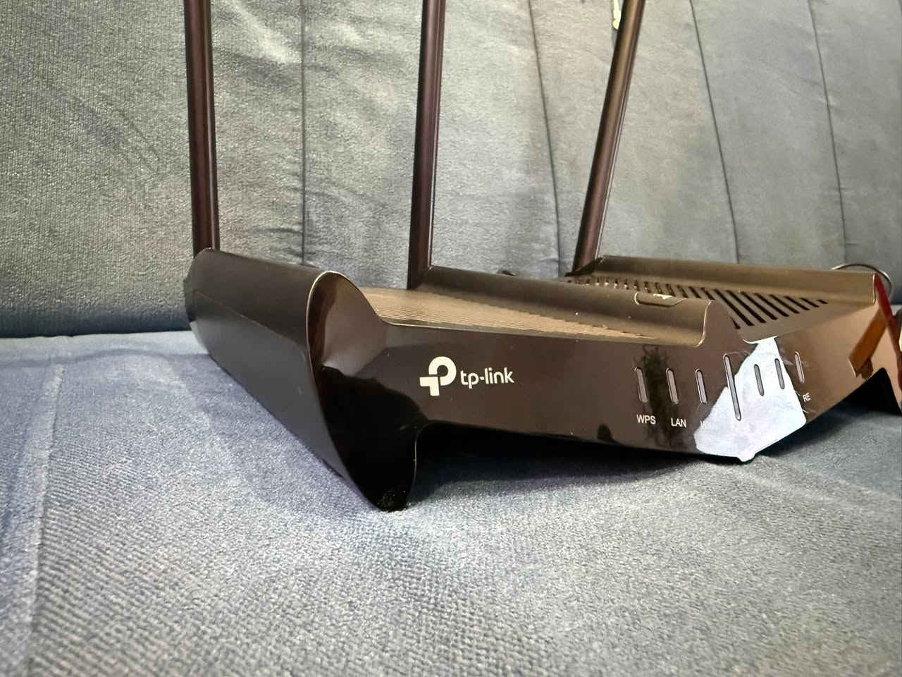 :
للبيع: راوتر TP-Link Archer C58HP (High Power) بحالة ممتازة

المواصفات والمميزات:

 تغطية قوية جداً (High Power):مخصص للمساحات الواسعة واختراق الجدران لضمان وصول الإشارة لكل الغرف.

 ثنائي النطاق (Dual Band):يبث بترددين (2.4GHz و 5GHz) لتوفير إنترنت سريع ومستقر بدون تقطيع.

 السرعة: يدعم سرعات لاسلكية تصل إلى AC1350.

 الحالة:نظيف جداً وشغال وبكامل كفاءته.

 السعر[30000]

 المكان: [السيدية]

للتواصل والاستفسار، يرجى المراسلة على الخاص.


**إذا كنت صاحب هذا الإعلان وتريد حذفه لأي سبب، رجاءا أرسل رسالة إلى الدعم الفني**