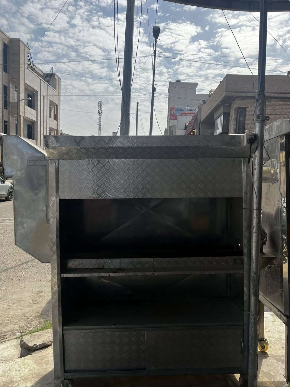 السلام عليكم غراض مطعم للبيع شوايه دجاج غاز نضيفه جدا استعمال قليل و منقله كباب و حمايه تمن و مرق ستلس تيل اصلي غاز و كهرباء و ميز المنيوم جام خانه  ***********
