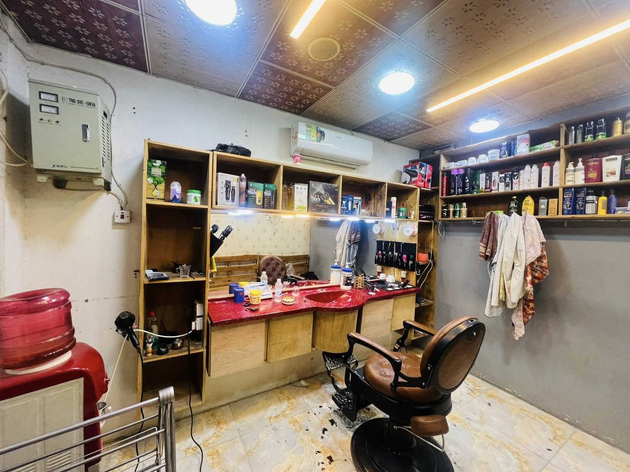 سلام عليكم ديكور محل حلاقة كامل ديكور خشب تصنيع يدوي مع مرايات و قنفات وكرسي حلاقة ملكي ورفوف ومغسلة كاملة مرمر 
اكثر تفاصيل علق واني ادخلك خاص


**إذا كنت صاحب هذا الإعلان وتريد حذفه لأي سبب، رجاءا أرسل رسالة إلى الدعم الفني**