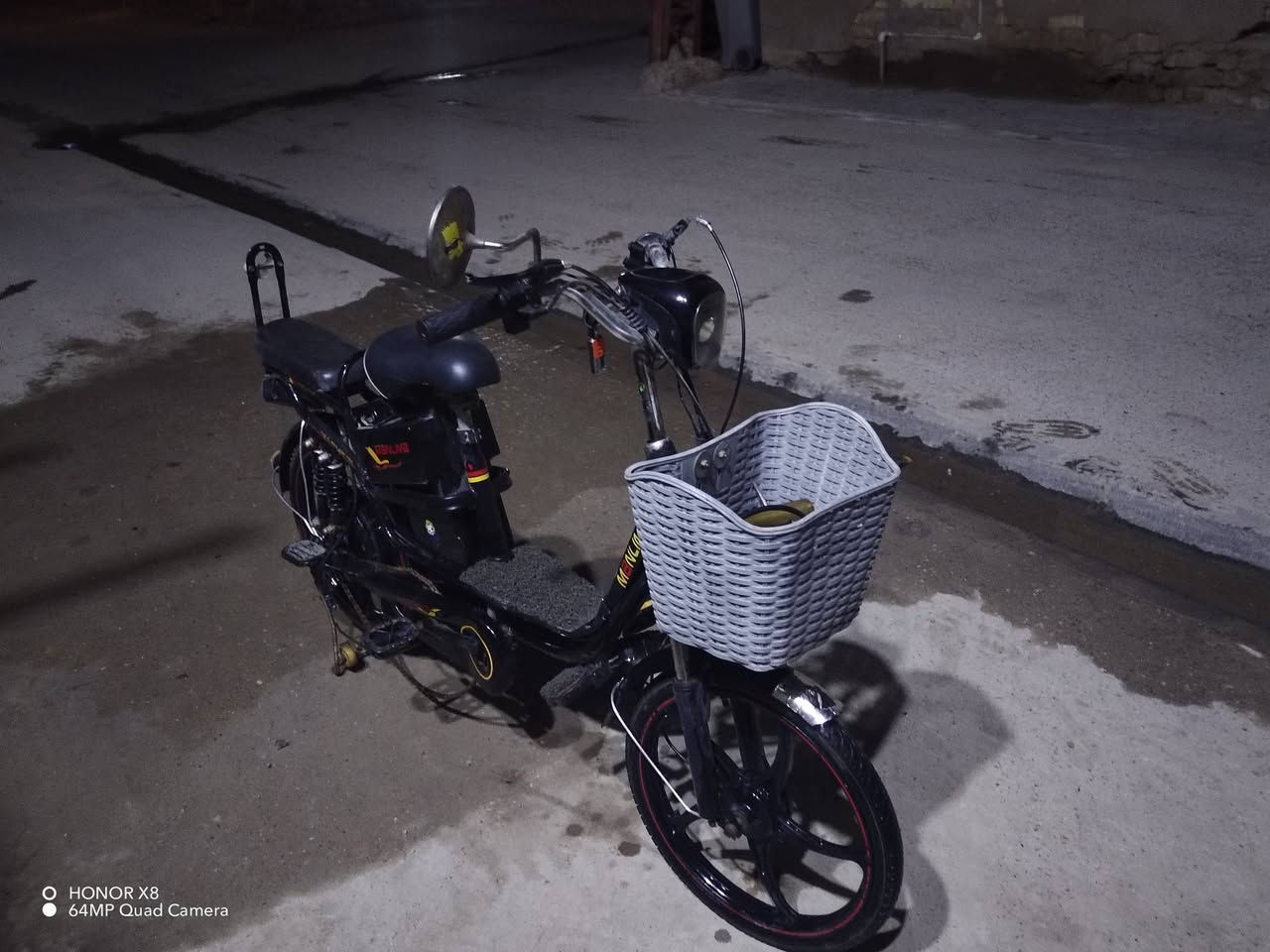 سكوتر كهربائي / دراجة كهربائية
ماركة: MANLIMA
🔋 البطارية
النوع: رصاص (Lead-Acid) 
العدد غالبًا: 4 بطاريات
السعة: 12V / 20Ah للبطارية الواحدة
المجموع: 48V
العمر: 1–2 سنة حسب الاستخدام
⚡ المحرك
القدرة:  500 - 750 واط
الدفع: خلفي
السرعة القصوى: 40-60 كم/بل ساعة
🔌 الشحن
الشاحن: 48V
وقت الشحن: 1-3 ساعات
يشتغل على كهرباء بيت عادي
🚦 المدى
مشي هادي: 25–40 كم
مع تحميل/سرعة: أقل
🛞 أمور ثانية
جنوط مگنيزيوم
فرامل: خلفي (وأحيانًا أمامي)
يتحمل وزن: 100–120 كغم
بيه دواسات (طوارئ)

السعر : 260 وبيها مجال

المكان : كوت / خاجيه 

الرقم : ***********
