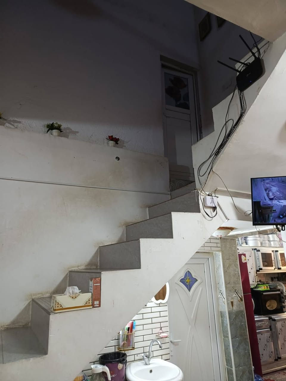 السلام عليكم بيت للبيع المساحه ١٠٠ متر طابقين البراكيه شارع المطار القديم َمقابيل نهايت شارع علكم طابو زراعي سند ٢٥ اساس صب كونكريت سقف صب كونكريت بناء طابوق البيت كامل من كلشي يحتوي على غرفتين استقبال صالتين مطبخ صحيات عدد ٣ السعر ٨٠ معه المجال الاستفسار على الرقم ***********
