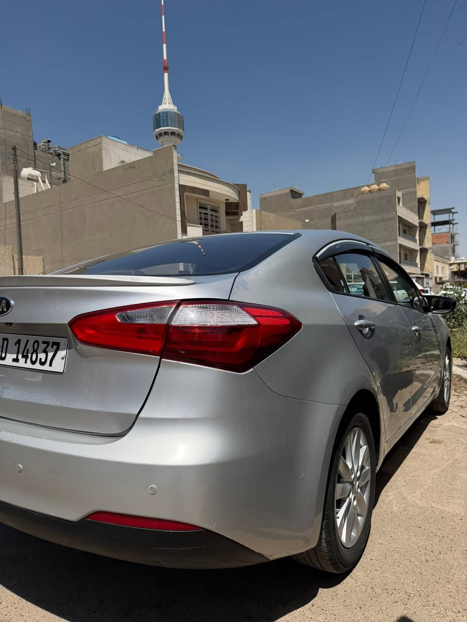 السلام عليكم
للبيع كيا سيراتو خليجي الشركة العامة 
محرك 1600cc 
السيارة موديل 2015 
ماشية 107 الف حقيقي 
استعمال شخصي 
يمي انطخ الدار مال الجاملغ الخلفي والباب الي بصفحة السايق ف انصبغن والجاملغ الثاني بي كلير بدون معجون اثر شخوط 
كير مكينة حدادية تخم تاير ولا كلوب مشتغل بدشبول داخلها لونين اسود ورصاصي تخم تاير جديد باسمي السيارة رقم بغداد تحويل ثاني يوم 
مكاني اليرموك خلف التفاح الاخضر 
*********** 
السعر 105 وبيها مجال
