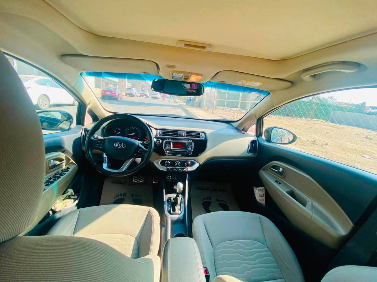 السلام عليكم 🌹

للبيع Kia Rio هاتشباك 2016
خليجي فل أوبشن (دبل قطره المرغوب) گير اوتماتيك
بأسمي رقم بغداد الجديد سنويه للـ2029
المواصفات:
✅ تشغيل بصمة ( بصمتين وياها)
✅ فتح الأبواب بالبصمة
✅ فتحة سقف (سلايد)
✅ مرايا جانبية شفط
✅ تحكم إستيرن من الجهتين
✅ حساسات خلفية
✅ الويل والتاير الاصلي حجم 17 بس اني ضامهن وشادلها حجم 16 مال كيا الاصلي. السبير 17 ما مستعمل وما زال بحالة الوكالة.
✅ واكيد باقي التفاصيل مثل منفذ AUX و USP و شاحنه وبلوتوث ونظام ECO ومانع انزلاق وهل سوالف الثانيه وCD وصوت السماعات كلش حلو  لايت اوتو  جامات كلها كهربائيه وباقي التفاصيل الثانيه خاف ناسي شي…..

حالة السيارة:

ماشيه حاليًا 47 ألف كم فقط (قابل للزيادة).
السيارة نظيفة جدًا.
بيها طخه بسيطة بالدعامية الأمامية والخلفية، وكذلك الباب الخلفي جهة السائق هم خفيفه (موضحة بالصور).
باقي السياره وكالة، والإيربكات كلها سليمة والحمد لله.

ملاحظة بكل صراحه:
قبل سنة، بسبب الكهربائي شد بلكات مو مالتها صار صوت بالمحرك، وتمت صيانة المحرك وتبديل البساتم فقط، أما باقي أجزاء المحرك (الكرنك، الهيد، البلوك وغيرها) فهي وكالة ولم يتم تبديلها أو كصها او اي شي ثاني، والسيارة تعمل بصورة ممتازة من وقتها والف الحمدلله بس ابيع مكينه مفتوحه .

السيارة اقتصادية والي تعجبه يتصل ويبشر منختلف….

للاتصال او واتساب
***********
السعر 108
