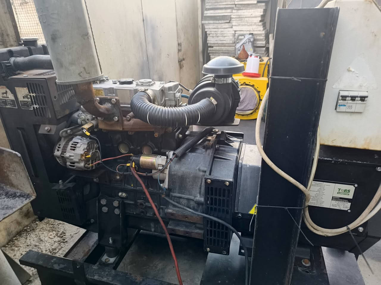 سلام عليكم مولد بيركنز شاصي ٣بستم رأس توليد ١٥kv شاشه ٥١١٠حمايات نظام أوتو جاهز للعمل اسعر٢٥$رقم الهاتف ***********
