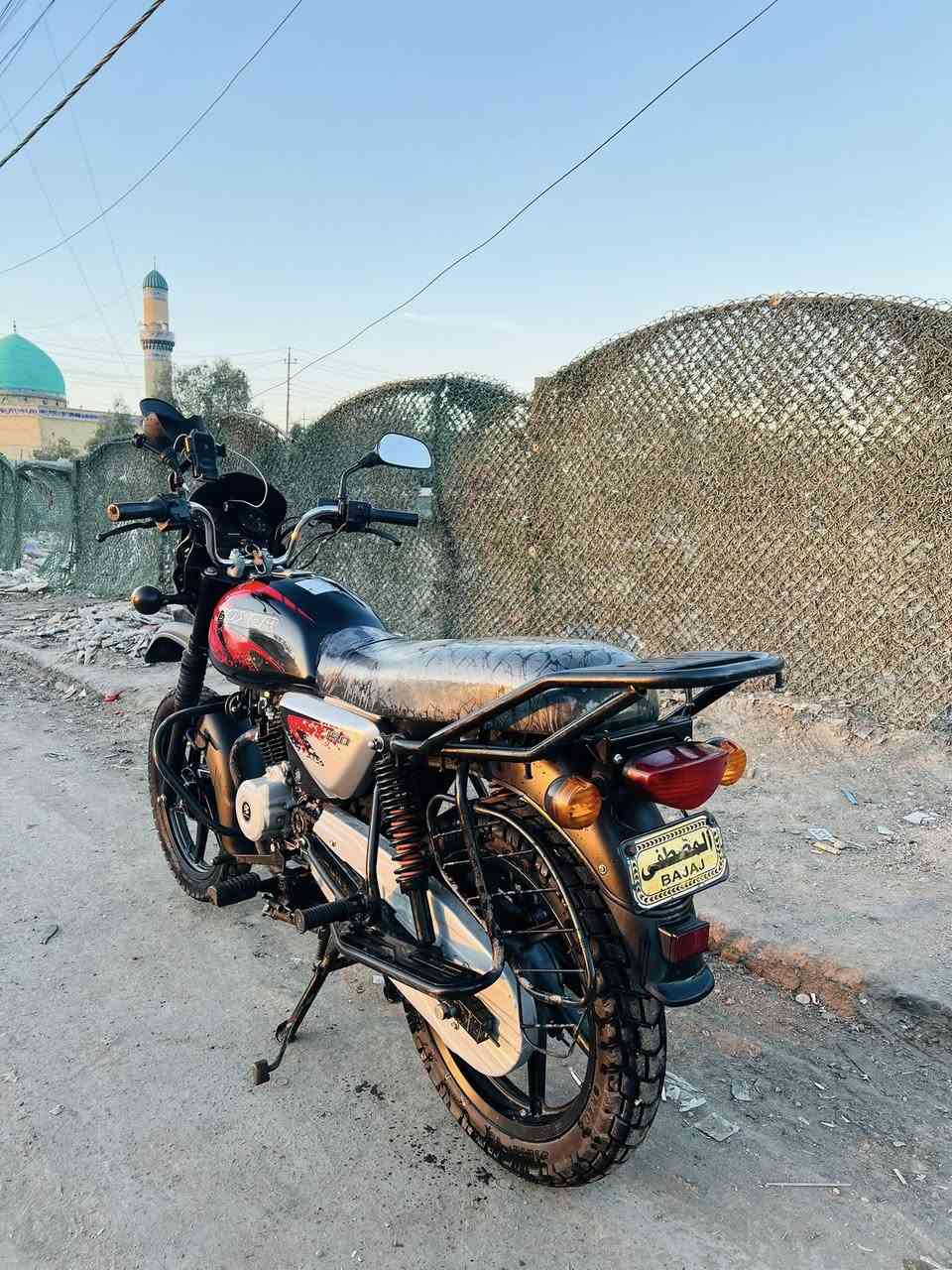 السلام عليكم دراجة بوكسر للبيع موديل 23 دراجة استخدام شخصي اوراق اصولي ب اسمي هاز ومكمل ومثبت ملصق ونسد الترقيم مالحكت اكمل يعني واصل لنص الترقيم ونضافتها مبينة من الصور سعرها مليون و800 وبيها مجال بسيط مكاني بغداد حي الاعلام 
تواصل ***********
