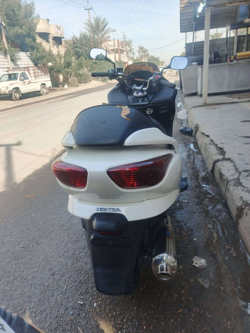 08
كهربائيات كلها شغاله 
كفاله مكينه 
برغي ممفتوح بيها 
دراجه اكفلها الك من كل النواحي 
7 تحويلات 
دراجه خير من الله ماشيه 25 الف جيب فيتر وتعال 
الدراجه مال ابو مخبز من البيت للمحل دهن موتورل بانزين كله محسن مرات سوبر 
وياها خوذة وجادر 
سعر مليون و700 وبيها مجال 
***********
